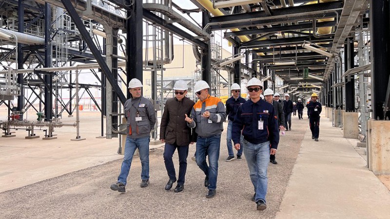 Посол Ву Чунг Кхань (второй слева) посещает зону нефтепереработки Центрального завода GBRS на месторождении Бир-Себа. Фото: GBRS