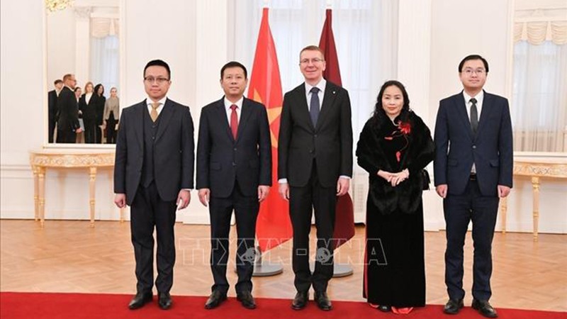 Посол Чан Ван Туан, сотрудники Посольства Вьетнама в Латвии и Президент Латвии фотографируются на память. Фото: ВИА