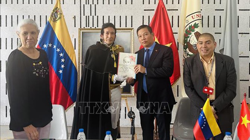 Кандидат наук Хуан Гамес, преподаватель Университета Боливар вручает Послу Вьетнама в Венесуэле Ву Чунг Ми фотографию Президента Хо Ши Мина, нарисованную им самим. Фото: ВИА