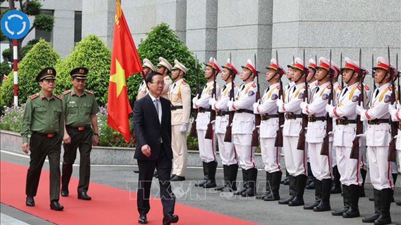 Президент Во Ван Тхыонг посещает Силы общественной безопасности г. Хошимина. Фото: ВИА