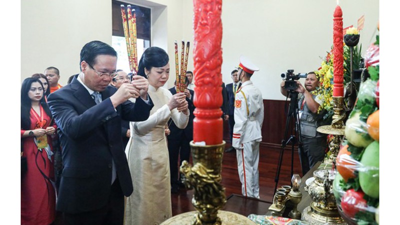Президент Во Ван Тхыонг с супругой воскуряет благовония в память о Президенте Хо Ши Мине. Фото: VGP