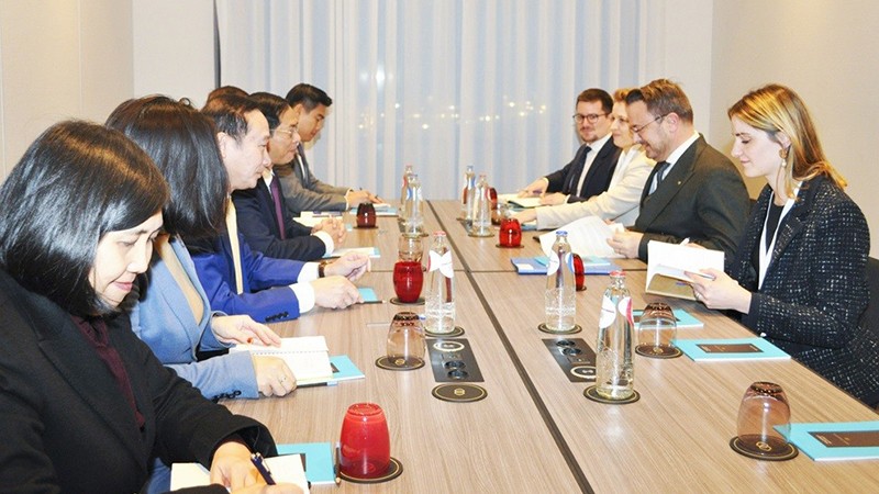 Министр Буй Тхань Шон встречается с Вице-премьером, Министром иностранных дел Люксембурга Ксавье Беттелем. Фото: baoquocte.vn