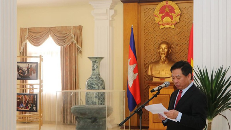Посол Вьетнама в Камбодже Нгуен Хюи Танг выступает на церемонии. Фото: Нгуен Хиеп