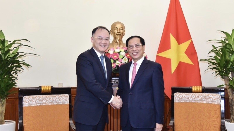 Министр иностранных дел Вьетнама Буй Тхань Шон (справа) и помощник министра иностранных дел Китая Нун Жун. Фото: МИД Вьетнама