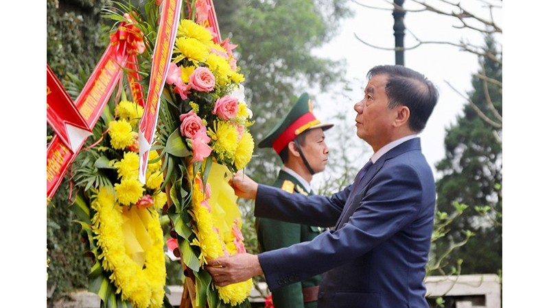 Товарищ Чан Кам Ту возлагает венки в мемориальном комплексе Генерального секретаря ЦК КПВ Чан Фу. 