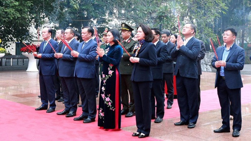 Руководители г. Ханоя воскуряют благовония у памятника Королю Ли Тхай То.