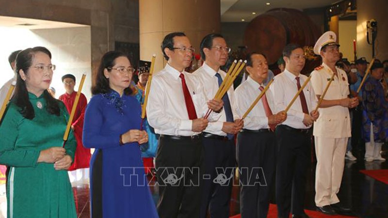 Руководители г. Хошимина воскуряют благовония в память о королях Хунгах. Фото: ВИА