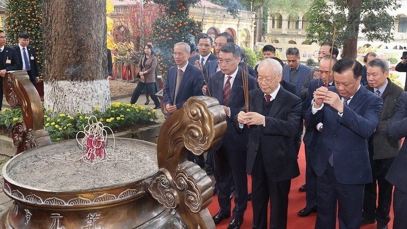 Генеральный секретарь ЦК КПВ Нгуен Фу Чонг и делегаты воскуряют благовония в память о предках. Фото: ВИА
