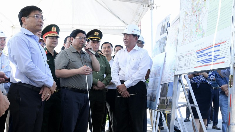 Премьер-министр Фам Минь Тьинь руководит ходом строительства кольцевой автомобильной дороги №3 в г. Хошимине.