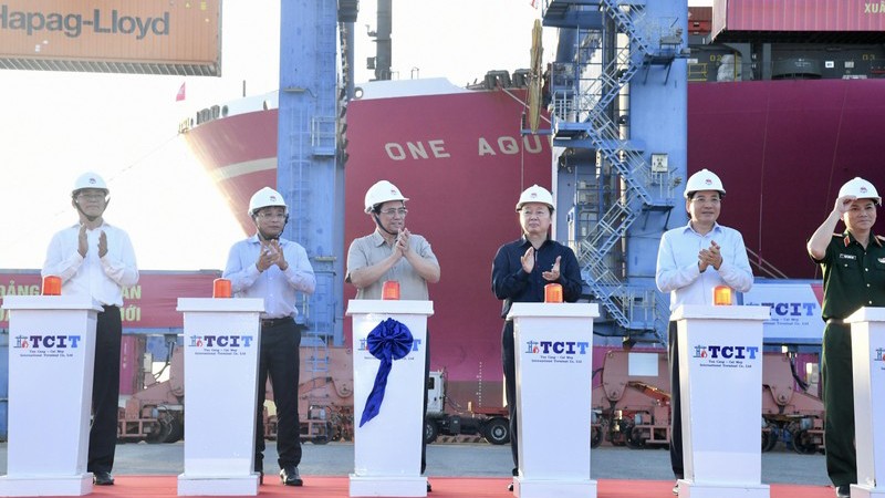 Премьер-министр Фам Минь Тьинь издает приказ об отправке первого контейнера в новом году Жап Тхин в международном порту Танканг-Каймеп.