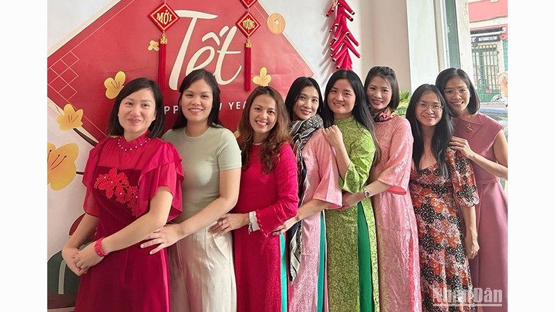 Вьетнамские женщины в платьях «аозай» по случаю Тэта.