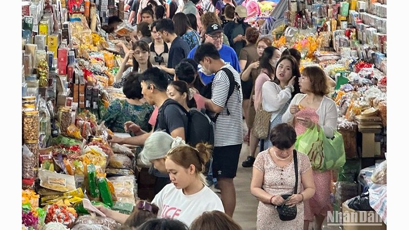 Посетители делают покупки на рынке Хан. Фото: Ань Дао