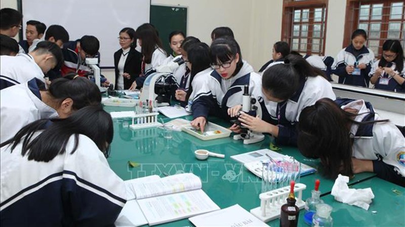 Школьники средней спецшколы Шонла (г. Шонла) сдают практику по биологии. Фото: ВИА