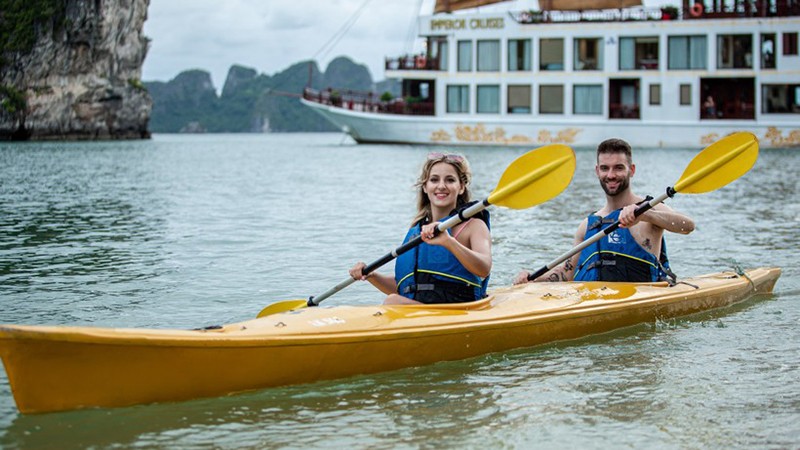 Иностранные туристы катаются на каяке в бухте Халонг. Фото: vietnamplus.vn