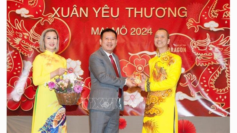 Посол Чан Ван Туан поздравляет Общество вьетнамской культуры и Общество вьетнамских женщин в Швеции с новым годом. Фото: ВИА