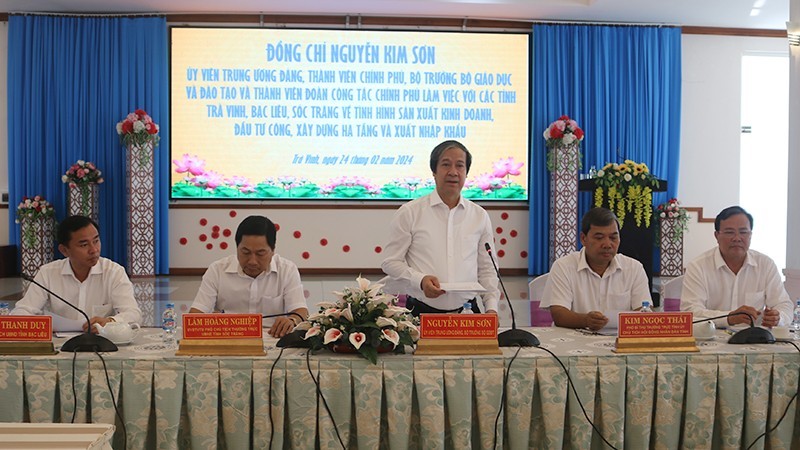 Министр образования и подготовки кадров Нгуен Ким Шон (в центре) выступает на рабочей встрече.