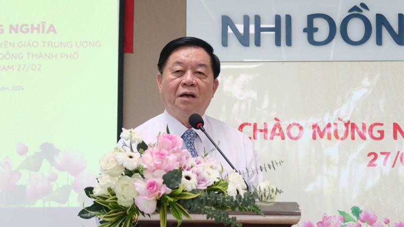 Заведующий Отделом ЦК КПВ по пропаганде и политическому воспитанию Нгуен Чонг Нгиа выступает на встрече.