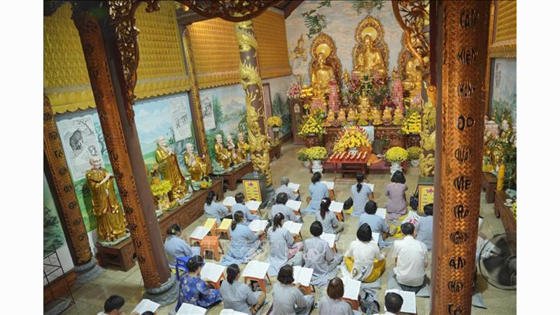 Представители вьетнамской диаспоры в Лаосе молятся о процветающей стране. Фото: ВИА