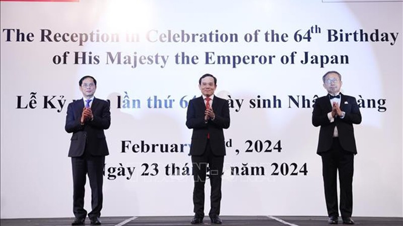 Вице-премьер Чан Лыу Куанг, Министр иностранных дел Буй Тхань Шон и Посол Японии во Вьетнаме Ямада Такио на церемонии. Фото: ВИА