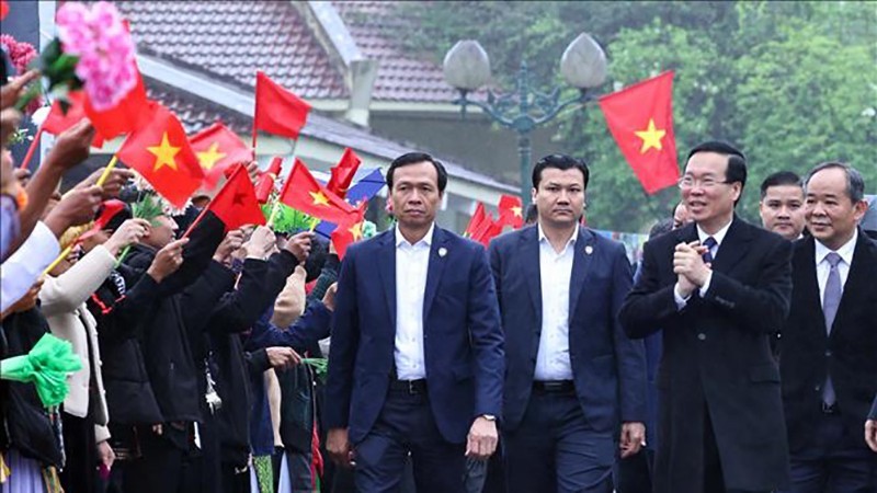 Президент Во Ван Тхыонг принимает участие в Фестивале «Весенние краски во всех районах страны». Фото: ВИА