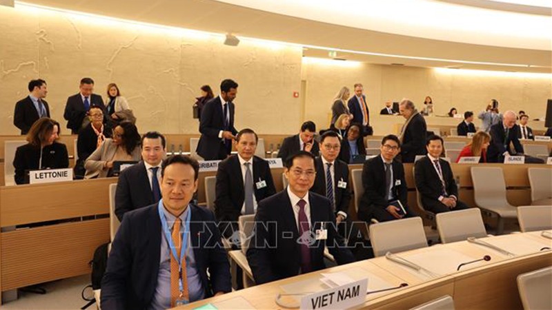 Министр иностранных дел Вьетнама Буй Тхань Шон и вьетнамская делегация на заседании. Фото: ВИА