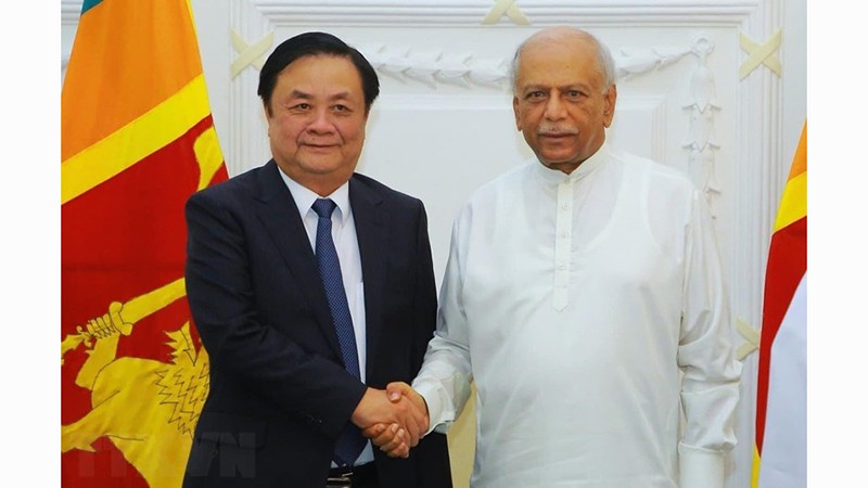 Министр сельского хозяйства и развития деревни Ле Минь Хоан (слева) и Премьер-министр Шри-Ланки Динеш Гунавардена. Фото: Посольство Вьетнама в Шри-Ланке