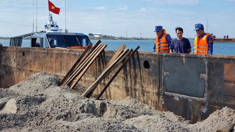 Силы береговой охраны задерживают судно, перевозившее 400 куб.м песка неизвестного происхождения. 