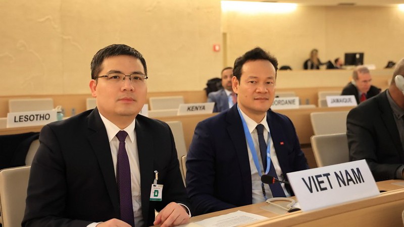 Посол Май Фан Зунг (справа) выступает на заседании. Фото: ВИА