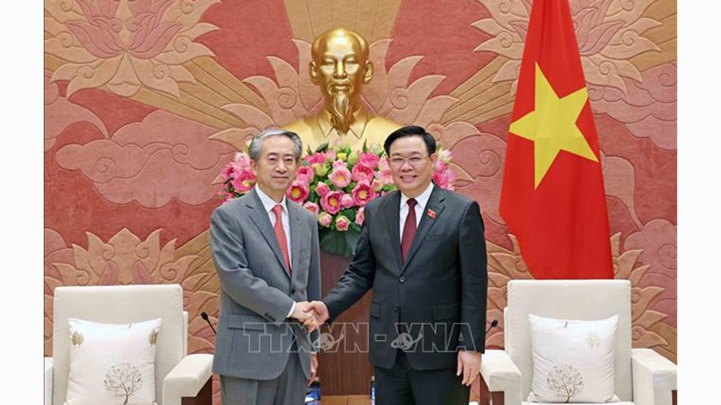 Председатель НС Выонг Динь Хюэ (справа) и Посол Китая во Вьетнаме Сюн Бо. Фото: ВИА