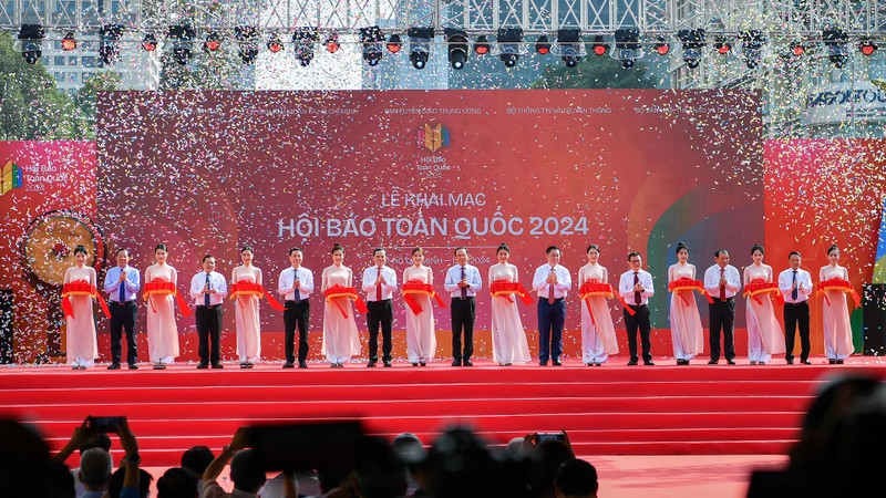 Делегаты разрезают ленту в знак открытия Национального фестиваля прессы 2024 года. 