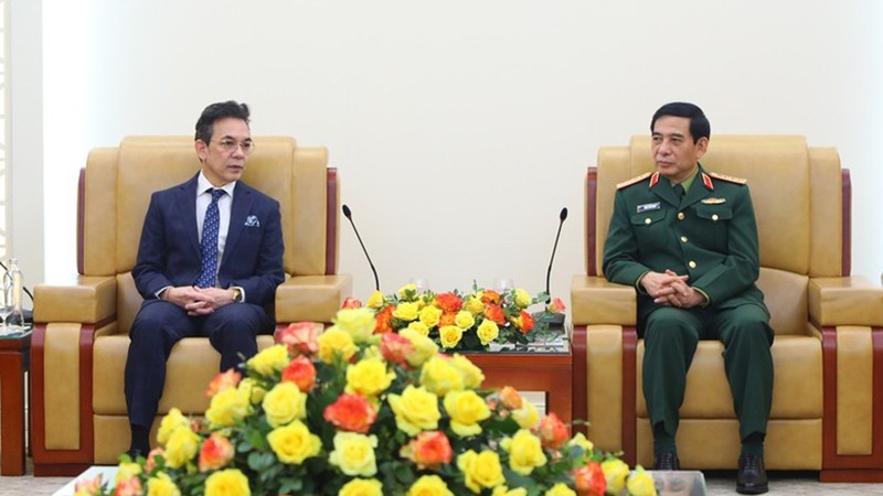 Министр обороны генерал армии Фан Ван Жанг (справа) и Посол Таиланда во Вьетнаме Никорндей Баланкура. 