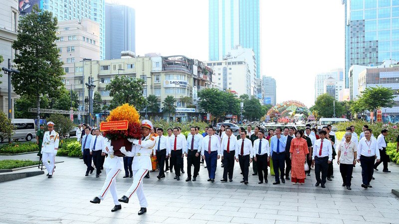 Руководители Партии, Государства и СЖВ возлагают цветы в память о Президенте Хо Ши Мине. 