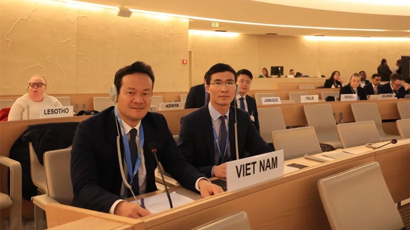 Посол Май Фан Зунг (слева) на заседании. Фото: ВИА