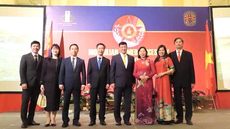 Посол Монголии во Вьетнаме Джигджи Сериджав (5-й слева) и делегаты фотографируются на память. Фото: ВИА