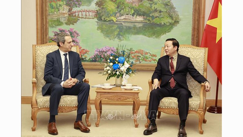 Вице-премьер Чан Хонг Ха (справа) и исполнительный вице-президент компании Airbus Helicopters Оливье Мишалон. Фото: ВИА