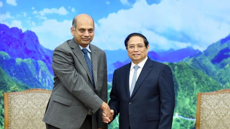 Премьер-министр Фам Минь Тьинь (справа) и старший вице-президент корпорации Lam Research Картик Раммохан. Фото: Чан Хай
