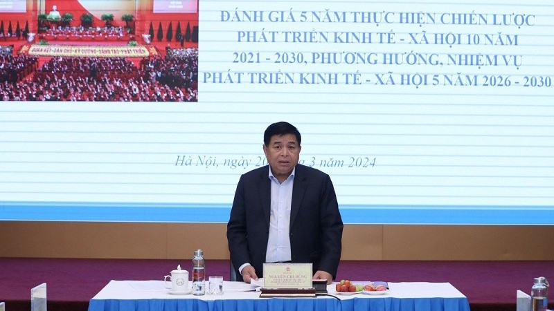 Министр планирования и инвестиций Нгуен Тьи Зунг выступает на заседании. 