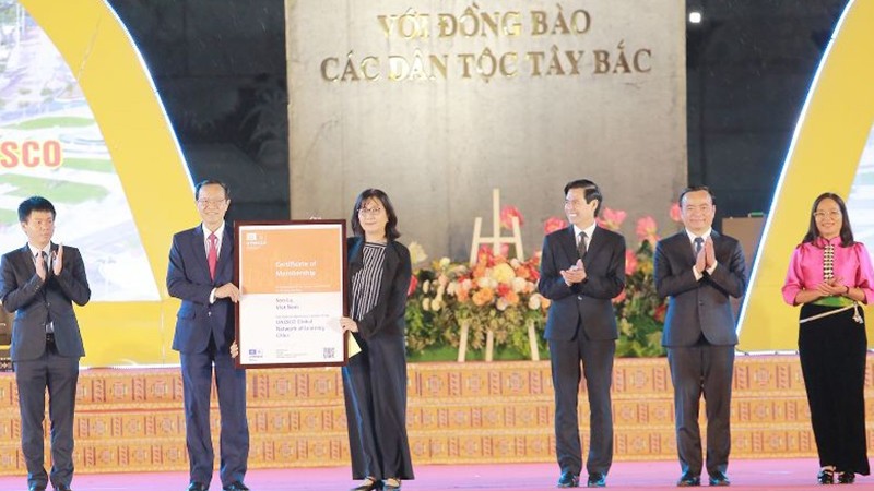 Представитель представительства ЮНЕСКО во Вьетнаме вручает сертификат «Глобальный обучающийся город» руководителю Министерства образования и подготовки кадров. 