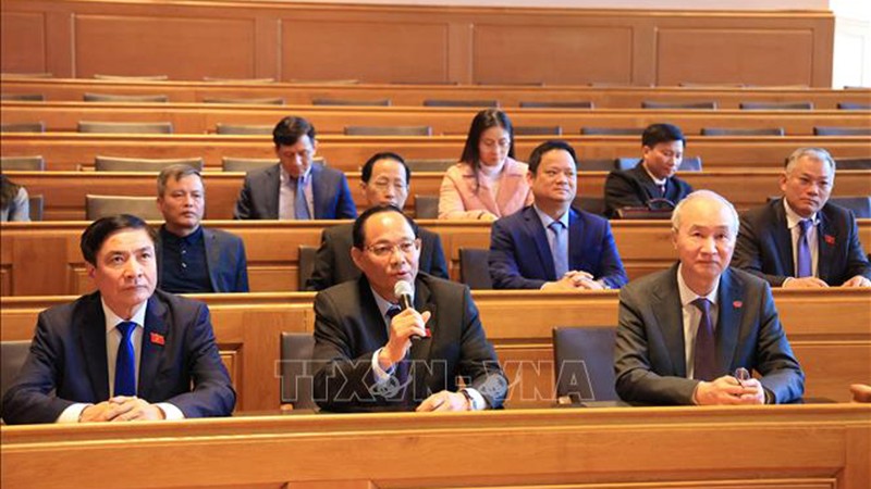 Зампредседателя НС генерал-полковник Чан Куанг Фыонг на рабочей встрече в здании Большого Совета кантона Берн. Фото: ВИА