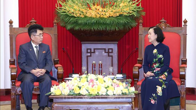 Постоянный член Секретариата ЦК КПВ Чыонг Тхи Май и товарищ Ким Сон Нам. Фото: ВИА