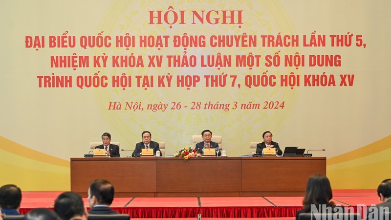 Председатель НС Выонг Динь Хюэ и заместители председателей НС председательствуют на конференции. Фото: Зюи Линь