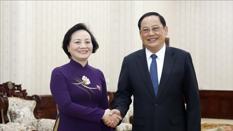 Министр Фам Тхи Тхань Ча и Премьер-министр Лаоса Сонесай Сипхадон. Фото: ВИА