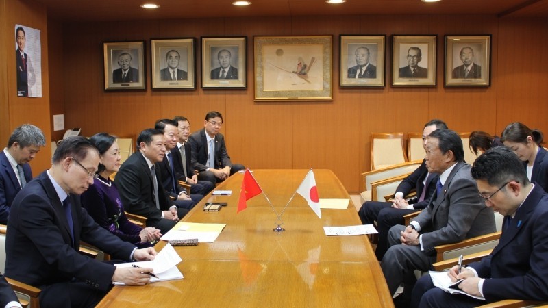 Товарищ Чыонг Тхи Май проводит переговоры с заместителем председателя правящей ЛДП Японии Асо Таро. Фото: ВИА