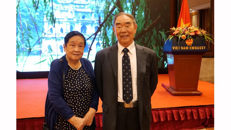Профессор Гу Юаньян (справа) с женой на церемонии празднования 77-й годовщины Дня независимости Вьетнама в Пекине (Китай). Фото: Хыу Хынг 
