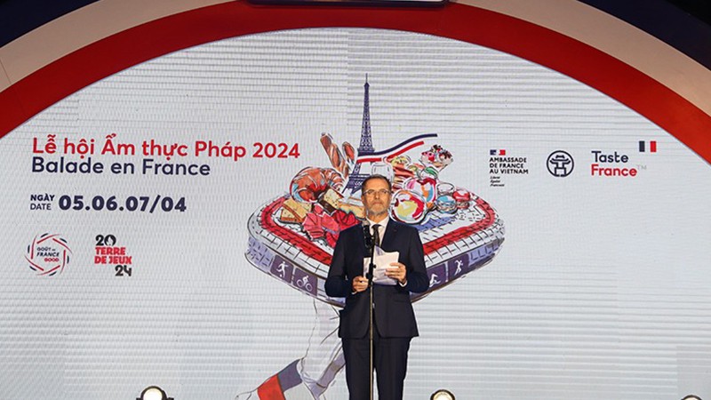 Посол Франции во Вьетнаме Оливье Броше выступает на открытии фестиваля. Фото: Минь Фыонг