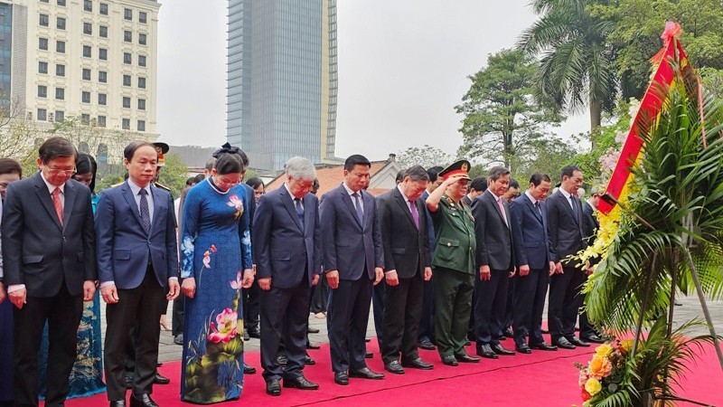 Руководители Партии, Государства, министерств, центральных ведомств и отраслей почитают память Президента Хо Ши Мина в культурном мемориальном комплексе Дяди Хо в городе Тханьхоа. 