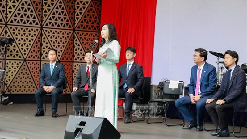 Замминистра иностранных дел Ле Тхи Тху Ханг выступает на открытии фестиваля. Фото: ВИА