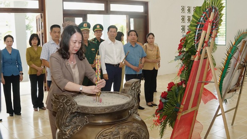 И.о Президента Во Тхи Ань Суан воскуряет благовония в мемориальном доме. Фото: То Туан