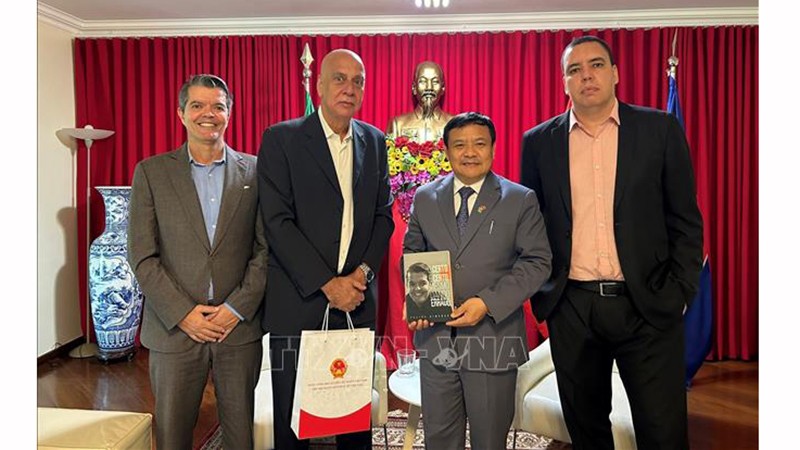 Рабочая встреча между Послом Буй Ван Нги и Заместителем мэра Рио-де-Жанейро Нилтоном Калдейрой. Фото: ВИА