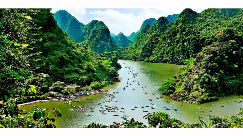 Комплекс достопримечательностей Чанган провинции Ниньбинь привлекает туристов благодаря величественным пейзажам. 